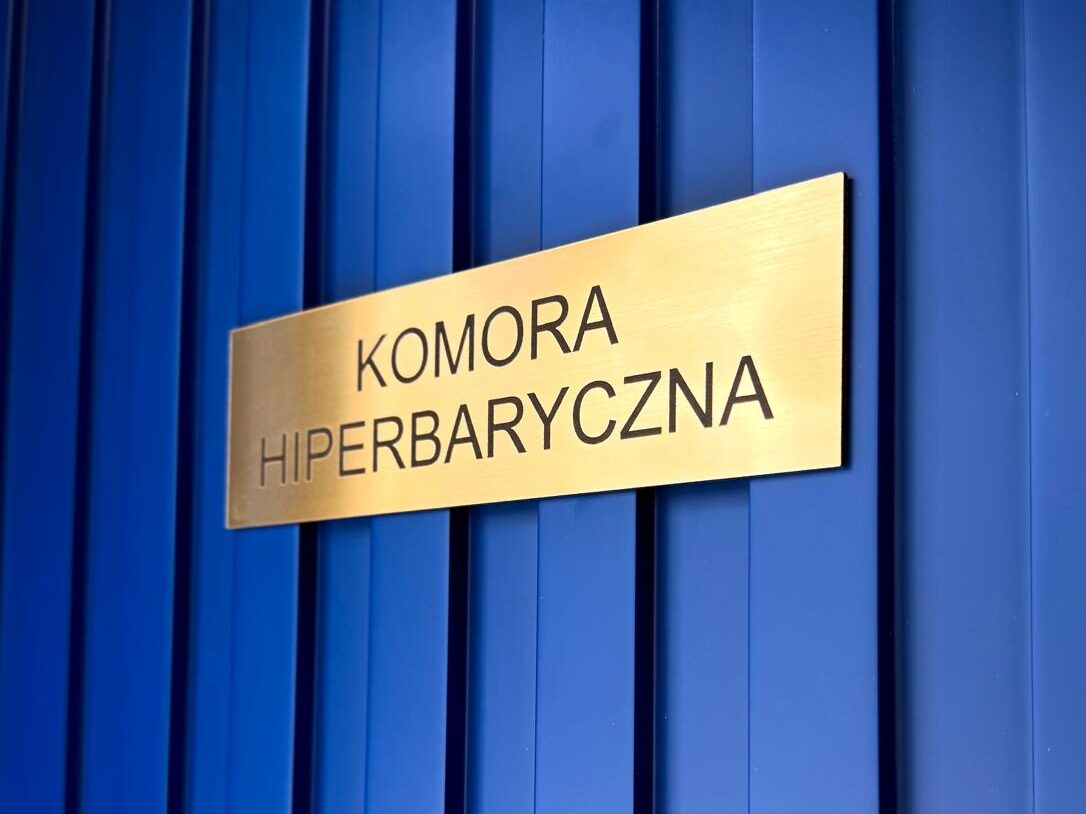Wejście do pomieszczenia z komorą  hiperbaryczną w o2zone.